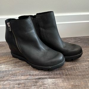 Black sorel wedge with zipper